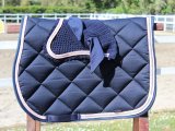 Sottosella blu con doppia treccia rosa e strass